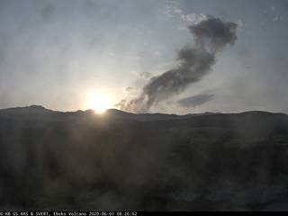Умеренная эксплозивная активность вулкана Эбеко продолжается