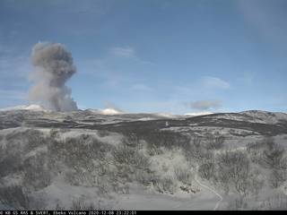На вулкане Эбеко произошли три пепловых выброса